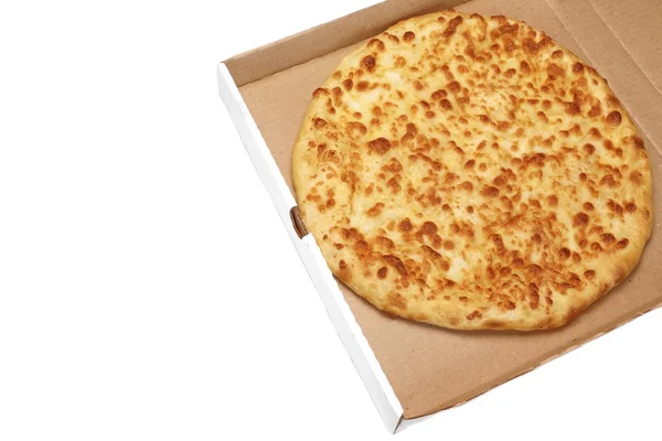 Tarte au fromage rond ou pizza dans une boîte en carton blanc, isolée — Photo