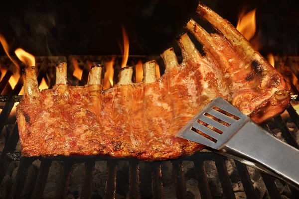 Alevler ile domuz eti bebek geri veya Barbekü kaburga ızgara — Stok fotoğraf