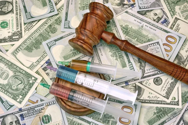 Madeira Julga Gavel Seringa Médica Com Injeção Fundo Dinheiro Dólar — Fotografia de Stock