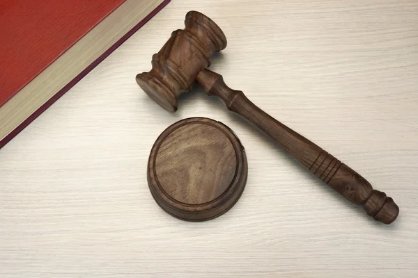 Yargıçlar Veya Auctioneer Gavel Kırmızı Hukuk Kitap Beyaz Ahşap Arka — Stok fotoğraf