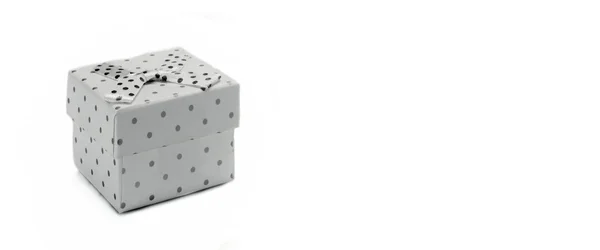 Pojedynczy pudełko z kropkowanym wzorem na białym tle — Zdjęcie stockowe