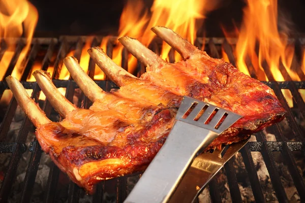 Mariniert mit BBQ-Sauce Schweinefleisch Spareribs auf heißem Grill — Stockfoto