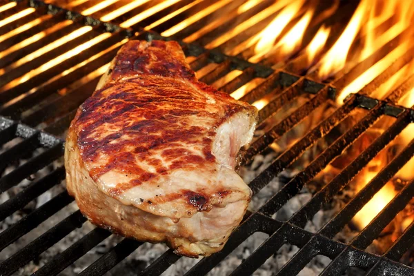 Bife de lombo de porco único em quente com garfo — Fotografia de Stock