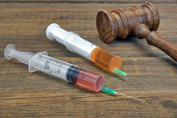 Wooden Judges Gavel And Two Medical Injection Syringe — Stock Fotó