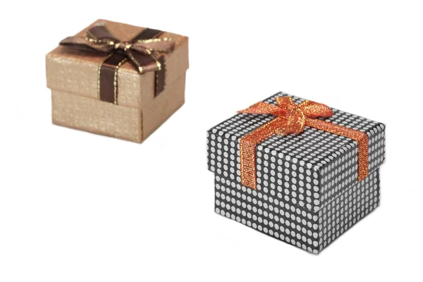 Дві подарункові коробки ізольовані на білому тлі — стокове фото