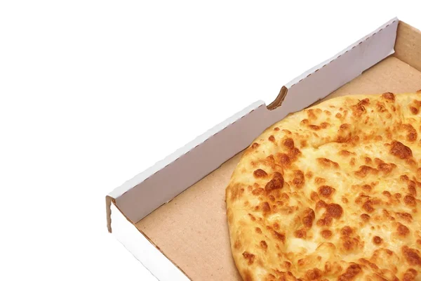 圆形奶酪馅饼或比萨在白色纸板盒，孤立 — 图库照片