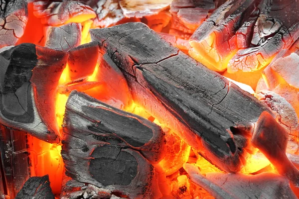 Brillante Carbón Caliente Barbacoa Parrilla Con Llamas Fondo Textura Primer —  Fotos de Stock