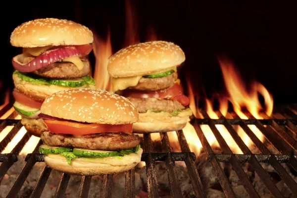 Zelfgemaakte Hamburgers van de cheeseburgers op de hete vlammende Bbq Grill — Stockfoto