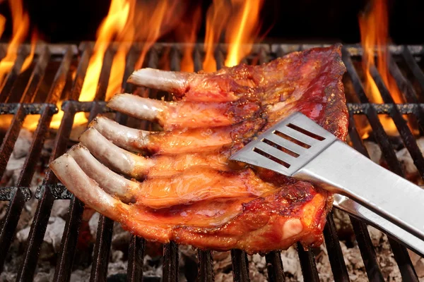 Baby-Rücken oder Spareribs auf dem flammenden Grill — Stockfoto