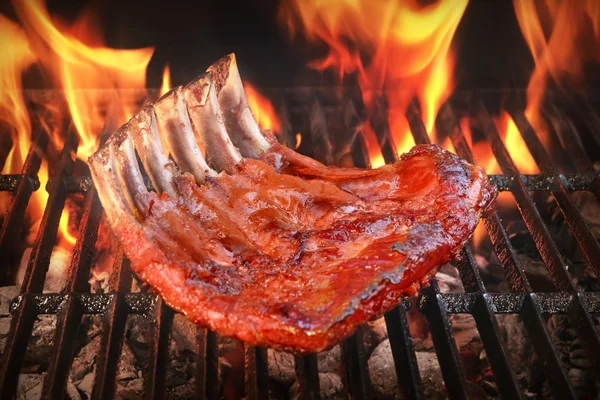 Mariniert mit BBQ-Sauce Schweinefleisch Spareribs auf heißem Grill — Stockfoto