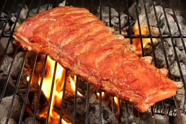 Vepřové Baby zpět nebo žebírka na Bbq gril s plameny — Stock fotografie