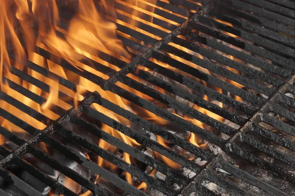 Barbacoa vacía parrilla de fuego y carbón quemado con llamas brillantes . — Foto de Stock