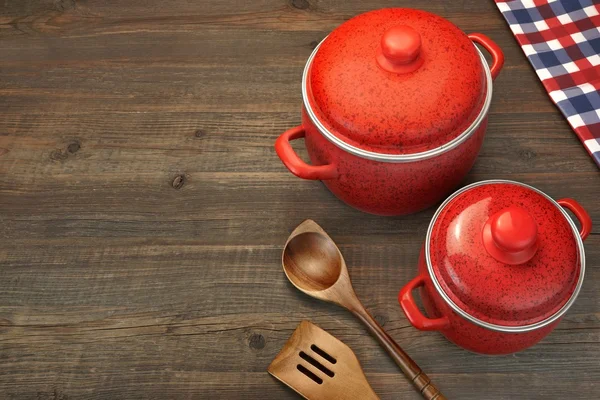 Két fedett Red Saucepan, terítő, Spoon a rusztikus fa Backg — Stock Fotó