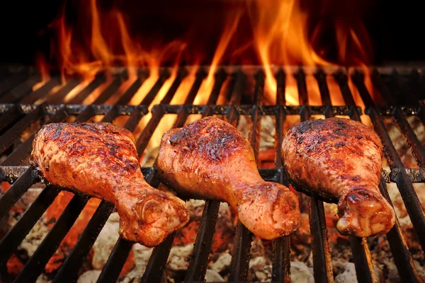 BBQ Gambe di pollo arrosto su griglia a carbone caldo — Foto Stock