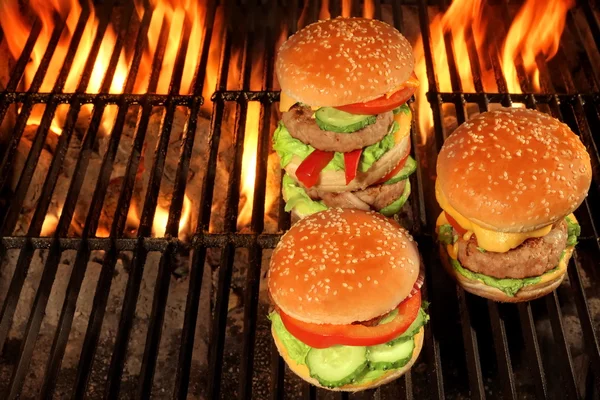 Cheeseburger fatti in casa hamburger sul barbecue caldo fiammeggiante — Foto Stock