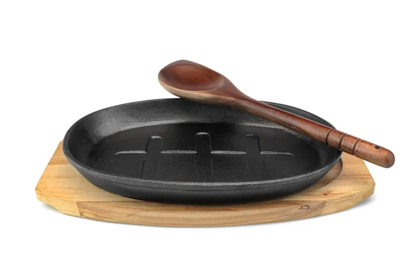 Öntöttvas szolgáló Pan on Wood Plate, spatula fehér izolált — Stock Fotó