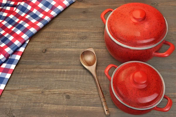 Két fedett Red Saucepan, terítő, Spoon a rusztikus fa Backg — Stock Fotó