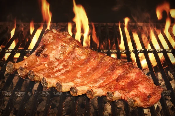 Vepřové Baby zpět nebo žebírka na Bbq gril s plameny — Stock fotografie