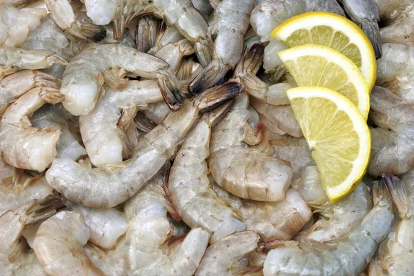 Many Raw Green King Size Shrimps With Lemon Slices — Stock Photo, Image
