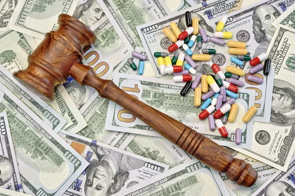 Soudci Gavel a drogy na dolarovém pozadí peněz — Stock fotografie