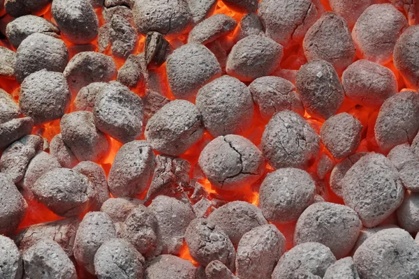 Гриль барбекю ями з світяться гарячі Вугільні брикети, крупним планом — стокове фото