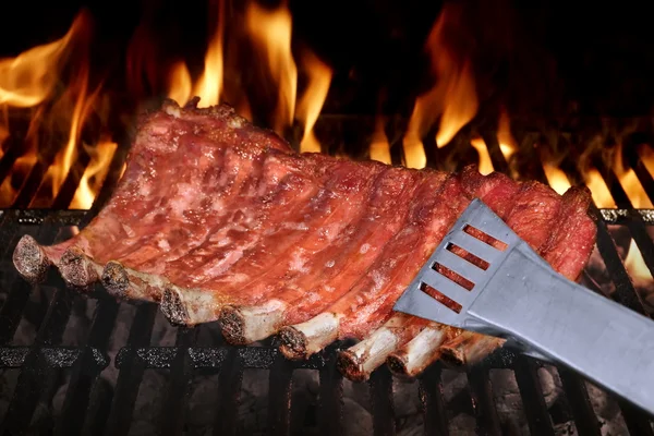 Pork Spare Ribs Barbecuing On The Flaming Charcoal Grill — Stockfoto