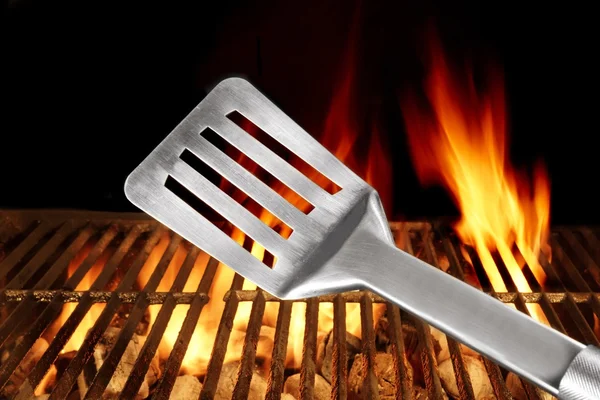 Spachtel Aus Edelstahl Nahaufnahme Flammender Grill Hintergrund — Stockfoto