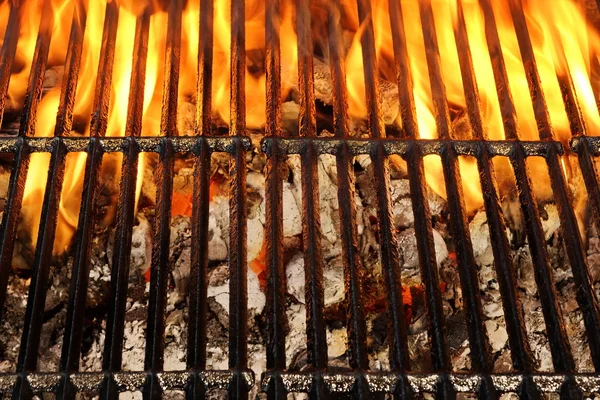 Lege BBQ Fire grill en brandende houtskool met felle vlammen. — Stockfoto