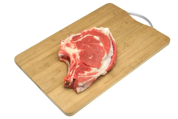 Bife de carne crua Ribeye no painel de corte de madeira isolado — Fotografia de Stock