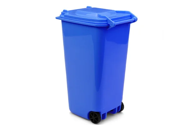 Blaue Plastikmülltonne oder Wheelie-Tonne, isoliert auf weiß — Stockfoto