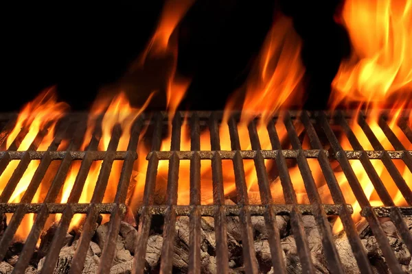 Töm grill Eldgrill och brinnande träkol med ljuslåga — Stockfoto