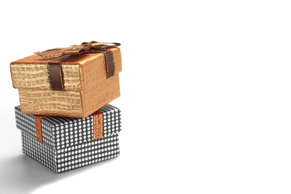 Due scatole regalo nella colonna isolate su sfondo bianco — Foto Stock