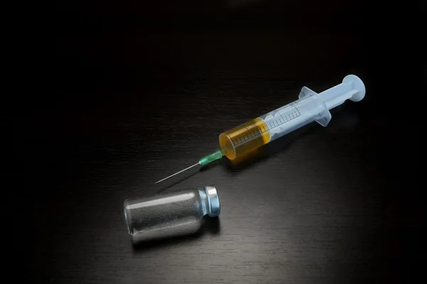 液体および透明なアンプルが付いている医学の注入の注射器 — ストック写真
