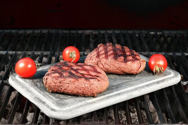 Two Grilled Beef Steaks With Tomatoes On Board on Grill — Stock Photo, Image