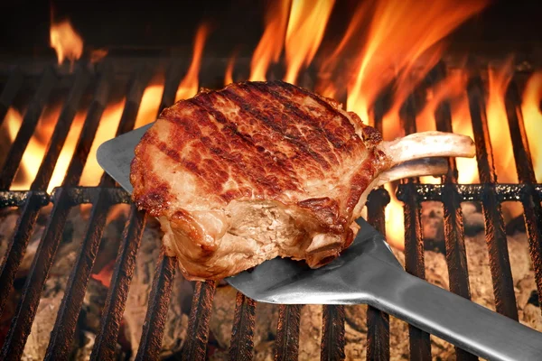 Varkensvlees Rib Steak op de hete Barbecue Flaming Grill — Stockfoto