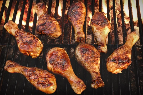 烧烤烤鸡腿在热火烤架 — 图库照片