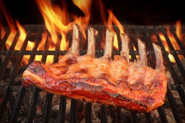 Marinato con salsa barbecue costola di maiale di ricambio sulla griglia calda — Foto Stock