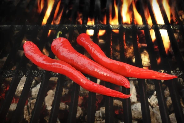 Tres chiles picantes en la parrilla de barbacoa en llamas — Foto de Stock