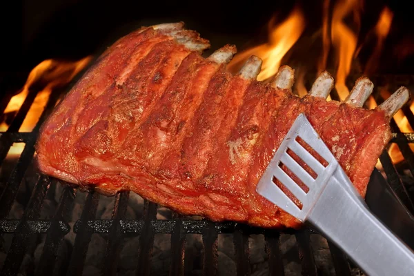 Pork Spare Ribs Barbecuing On The Flaming Charcoal Grill — 图库照片