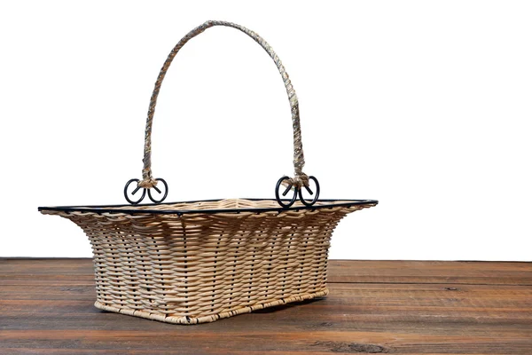 Panier en osier vintage vide sur table en bois isolé — Photo