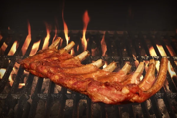 BBQ gebratenes Baby zurück Schweinerippchen auf heißem Grill — Stockfoto