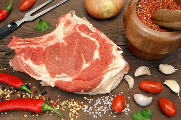 Natura morta con carne di manzo cruda sul legno rustico marrone — Foto Stock