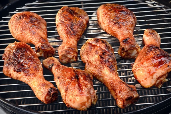 Jambes de poulet BBQ rôties sur le gril de charbon chaud — Photo