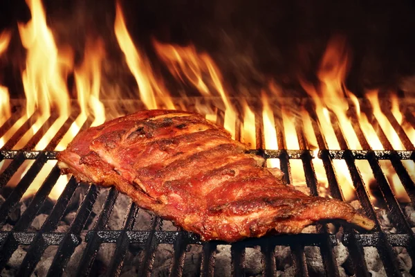 Bebê de porco de volta ou costeletas na churrasqueira com chamas — Fotografia de Stock