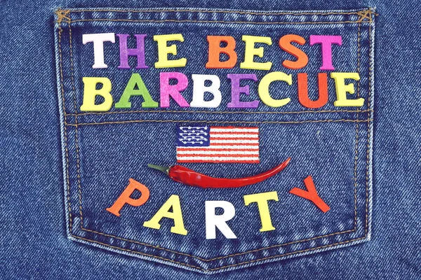 Cartel de madera Fiesta Barbacoa en Jeans Azules con Bandera Americana — Foto de Stock