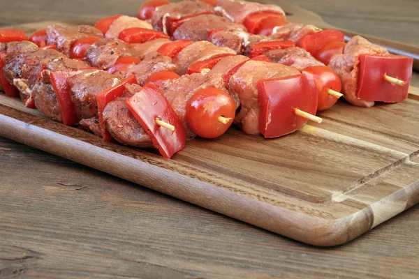 Nevařené marinované kebaby na špíně připravené k grilování — Stock fotografie