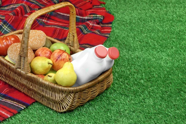 Blick von oben auf Picknickszene mit Korb und Decke — Stockfoto