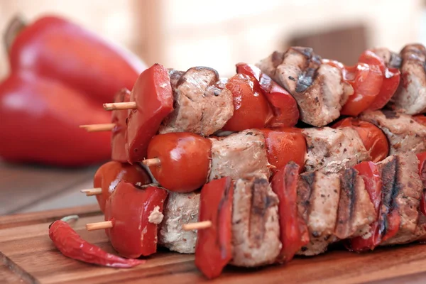 Skládaný jehlici Bbq Shish kebab na dřevěné prkénko — Stock fotografie
