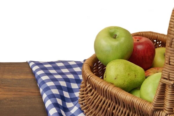 Manzanas frescas en la cesta de mimbre en la mesa de madera rústica —  Fotos de Stock