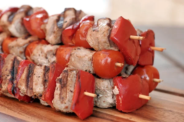 Skládaný jehlici Bbq Shish kebab na dřevěné prkénko — Stock fotografie